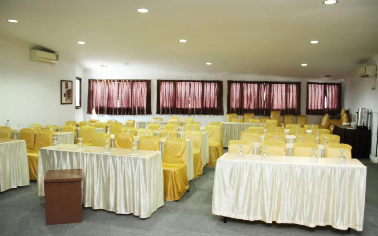 Al-Badar Hotel Syariah มากาซาร์ ภายนอก รูปภาพ