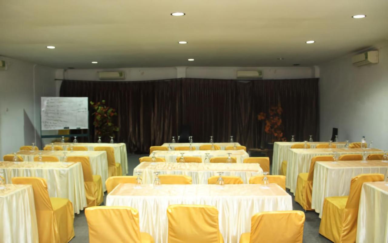 Al-Badar Hotel Syariah มากาซาร์ ภายนอก รูปภาพ